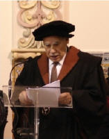 Fotografia de Miguel Eugénio Mota durante a cerimónia de doutramento