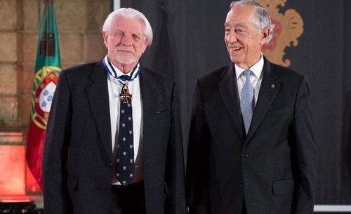 Ilustração Christopher Bochmann honored Commander of the Order of Prince Henry