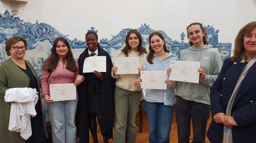 Ilustração Entrega dos diplomas aos mentores do Programa Mentoria @ UÉ demonstra sucesso da...